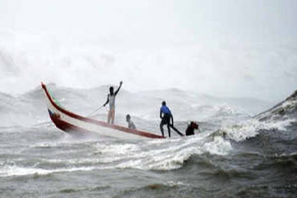 யாழில் கொட்டித்தீர்க்க உள்ள கனமழை ; மீனவர்களுக்கு விடுத்துள்ள எச்சரிக்கை | Heavy Rains Lashed Jaffna Warning Issued Fishermen