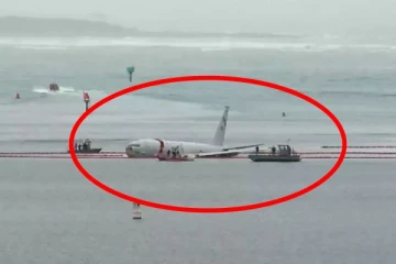 கடல் நீரில் பாய்ந்த அமெரிக்க கடற்படை விமானம்: 9 பயணிகளின் நிலை என்ன?
