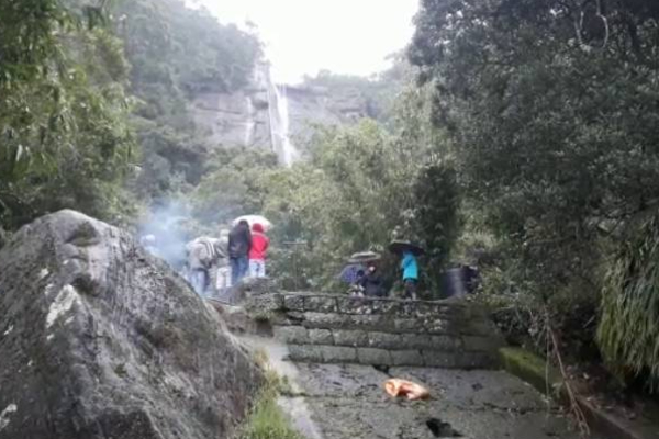 நுவரெலியா லவர்சிலிப் நீர் வீழ்ச்சியில் இருந்து மீட்கப்பட்ட ஆணின் சடலம்! | Body Of Man Rescued Loverslip Waterfall