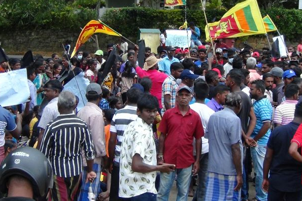 மலையகத்தில் அரசுக்கு எதிராக வீதிக்கு இறங்கிய மக்கள் (Photos) | People Taking To The Streets Government Hills