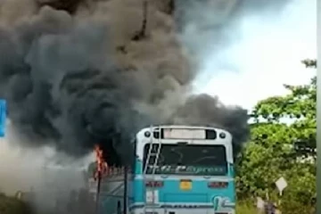 திடீரென தீப்பிடித்து எரிந்த தனியார் பேருந்து! விரைந்து செயற்பட்ட பயணிகள்