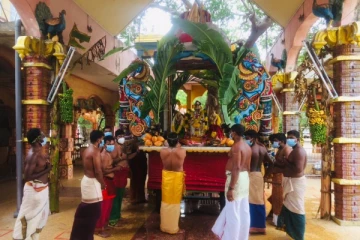 ஊரடங்கிலும் தேரேறி வந்து காட்சி கொடுத்த யாழ் தொண்டைமானாறு செல்வச்சந்நிதி முருகன்! பக்தர்கள் பரவசம்