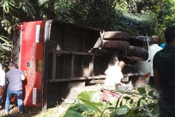 இன்று இடம்பெற்ற கோர விபத்தில் பெண் பலி; பலர் காயம்! | One Woman Killed And And Ten People Were Injured