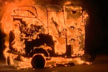 கொழும்பில் திடீரென தீப்பற்றி எரிந்த முச்சக்கரவண்டியால் பரபரப்பு