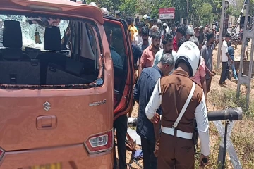 யாழ். பல்கலைக்கழக வீதி தொடருந்து கடவையில் கோர விபத்து! 17 வயது சிறுமி பலி - இருவர் படுகாயம்