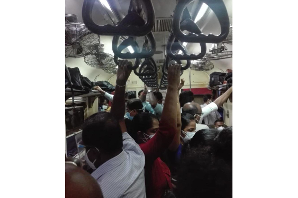 නිසොල්මනේ ඇහැරෙන මීළඟ කොරෝනා පොකුර (PHOTOS) | Covid 19 Update Sri Lanka Spread In Train