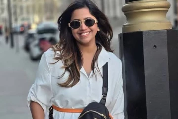 புதிய கார் வாங்கியுள்ள பிரபல தொகுப்பாளினி அனுஸ்ரீ... இத்தனை லட்சமா?