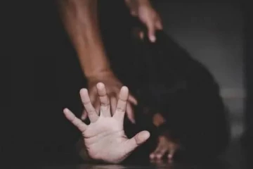 கோவிலுக்கு சென்ற சிறுமி.. காட்டு பகுதியில்.. நண்பனின் கண் முன் நடந்த கொடூரம்!