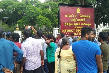 யாழ்.மாவட்ட செயலக நுழைவாயிலை முடக்கி கடற்றொழிலாளர்கள் போராட்டம் (Photos)