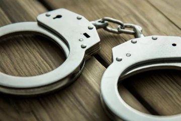 අකුරණම බෝම්බ බියෙන් ඇව්ලූ පුද්ගලයා අල්ලයි..