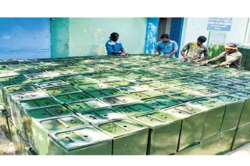 ஓட்டுப்பெட்டிக்குள் வாக்குச்சீட்டுக்கு பதிலாக வாக்காளர் அடையாள அட்டை போட்ட மக்கள் - அதிகாரிகள் விசாரணை