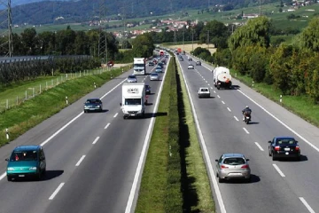 திடீரென சுவிஸ் நெடுஞ்சாலை ஒன்றில் முளைத்த பச்சை நிற தூண்கள்: மர்மம் விலகியது