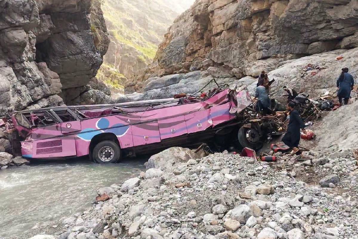 80 அடி பள்ளத்தில் கவிழ்ந்த பேருந்து - 40 பேர் உயிரிழப்பு | 40 Dies In Bus Plunges Into Ravine In Pakistan