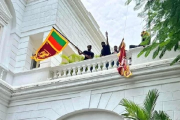 ஜனாதிபதியின் வீட்டிற்குள் நுழைந்த ஆயிரக்கணக்கான போராட்டக்காரர்கள்! வீட்டுக்குள் நடக்கும் காட்சியால் மகிழ்ச்சியில் மக்கள்(Video)