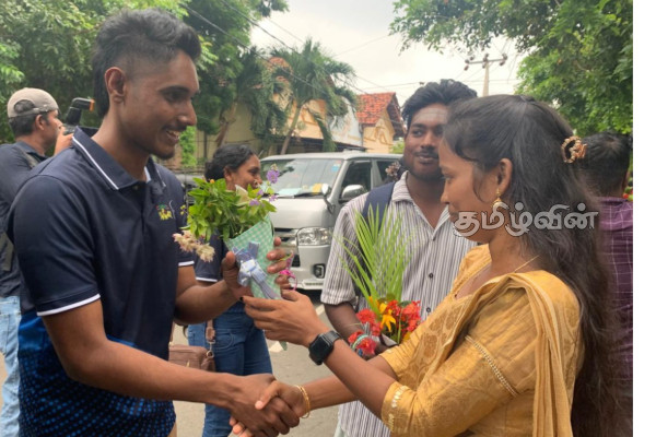 தெற்கில் இருந்து வருகை தந்த இளைஞர் யுவதிகளுக்கு யாழில் அமோக வரவேற்பு! | Welcome In Jaffna Young Women Who Arrived South