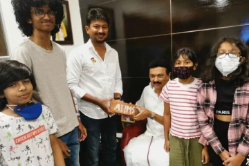 "AIIMS" தந்தைக்கு ஒற்றை செங்கல்லை பரிசாக கொடுத்த உதயநிதி ஸ்டாலின்