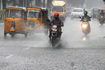 சென்னையின் பல்வேறு இடங்களில் கனமழை - பொதுமக்கள் இயல்பு வாழ்க்கை பாதிப்பு