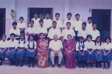 இந்த பள்ளிபருவ புகைப்படத்தில் இருக்கும் நாயகி யார் தெரியுமா?- டாப் நாயகி, கண்டுபிடிங்க