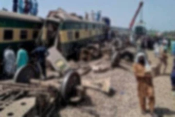 பாகிஸ்தான் ரயில் விபத்து: 65 ஆக உயர்ந்தது பலி எண்ணிக்கை