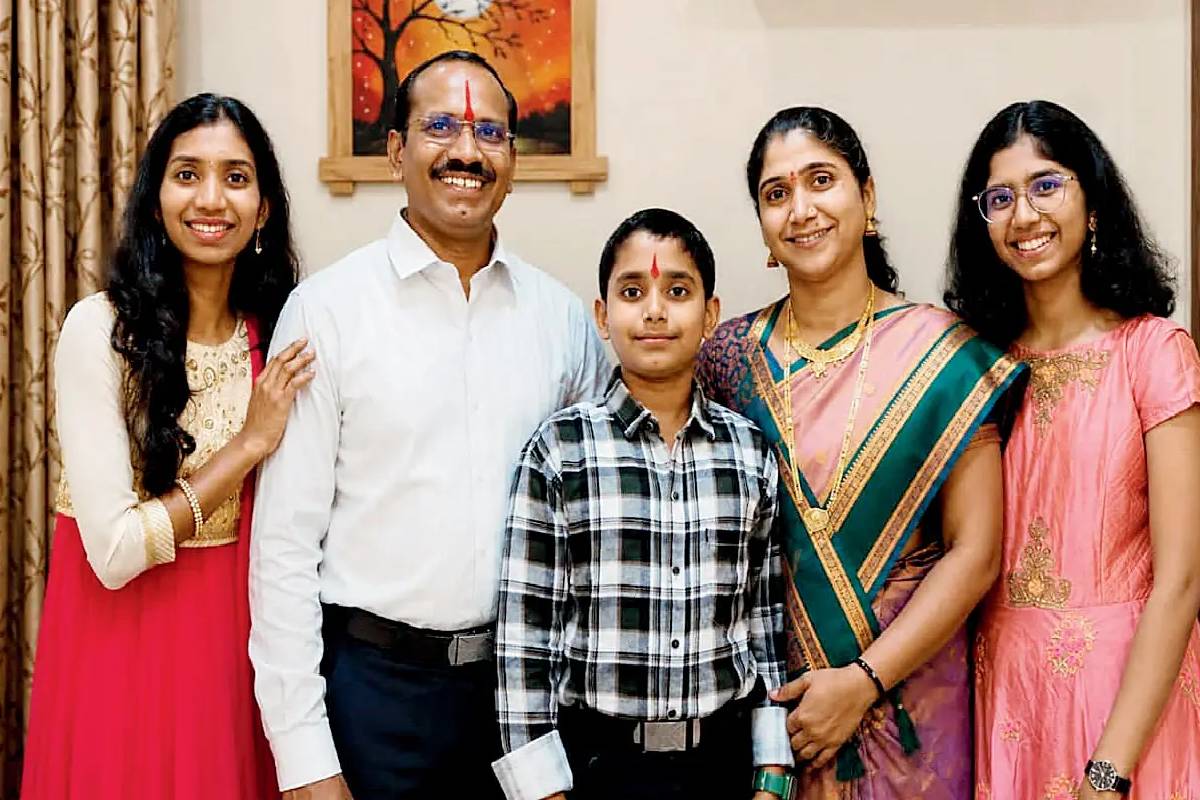 பஞ்சாயத்து பள்ளியில் படித்து நீட் தேர்வில் அதிக மதிப்பெண் - சாதித்த ஸ்ராவணி | Shravani Kudale India Female Topper In Neet 2026 பஞ்சாயத்து பள்ளியில் படித்து நீட் தேர்வில் அதிக மதிப்பெண் - சாதித்த ஸ்ராவணி | Shravani Kudale India Female Topper In Neet 2026