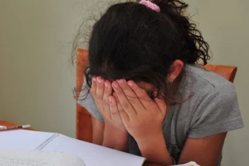 மாணவிக்கு ஆபாச வீடியோ அனுப்பிய ஆசிரியையின் கணவர்