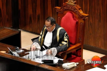 සුලු මොහොතකට පෙර ජනාධිපතිවරුන්ගේ හිමිකම් ඉවත් කිරීමේ පනතට කථානායකවරයා අත්සන් තබයි