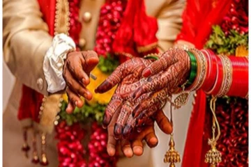 திருமணத்தில் மணப்பெண்ணின் காலில் விழுந்து ஆசி பெற்ற மாப்பிள்ளை.. வைரலாகும் வீடியோ!