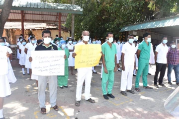 மன்னாரில் பணிப்பகிஸ்கரிப்பு போராட்டத்தில் ஈடுபட்டுள்ள சுகாதார சேவைகள் பணியாளர்கள்