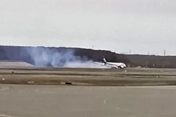 விமானத்திலிருந்து திடீரென வந்த புகை : அச்சத்தில் உறைந்த பயணிகள்