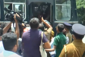 போராட்டக்காரர்களை கைது செய்த பொலிஸ் அதிகாரிகளுக்கு ஆப்பு!