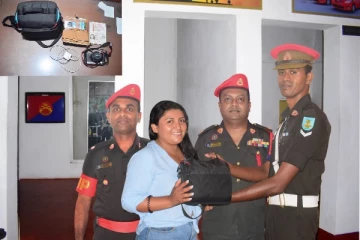 හමුදා සෙබළෙක් ශ්රී ලංකා නාමය ජාත්යන්තරයට ගෙනයයි..ප්රබල විදෙස් තරුණියකගෙන් හදවතින්ම ප්රශංසා ලැබෙයි..(PHOTOS)