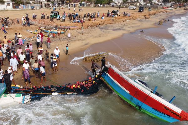 சாய்ந்தமருது கடற்பரப்பில் உடைந்த படகு மீட்பு | Wrecked Boat Salvaged At Saindamarudu Beach