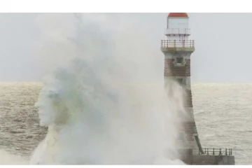 Viral Photo : கலங்கரை விளக்கத்தில் மோதிய கடல் அலையில் தோன்றிய மனித முகம்... - வியந்த மக்கள்...!