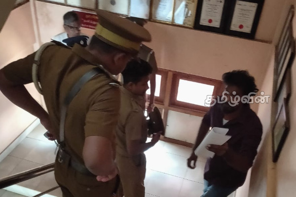 வவுனியாவில் பொலிஸ் பாதுகாப்புடன் அழைத்து செல்லப்பட்ட தமிழ் மக்கள் கூட்டணியின் உறுப்பினர் | Tamil People S Alliance Member Taken Away