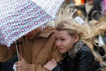 பிரித்தானியாவிற்கு புயல் எச்சரிக்கை: பள்ளிகள் மூடல், பயணங்களை தவிர்க்குமாறு எச்சரிக்கை