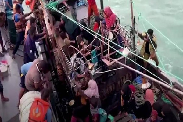 இலங்கை கடற்பரப்பில் தத்தளித்த 104 ரோஹிங்கியா அகதிகள்! | 104 Rohingya Refugees Washed Ashore In Sri Lanka