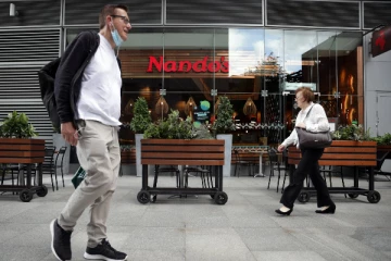 பிரித்தானியாவில் கோழி இறைச்சிப் பற்றாக்குறை: 45 கடைகளை மூடிய பிரபல உணவகம்!