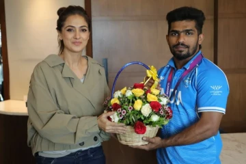 காமன்வெல்த் போட்டியில் வெள்ளி பதக்கம் வென்ற வீரர் ராஜா முத்துப்பாண்டியை நேரில் அழைத்து வாழ்த்திய நடிகை சிம்ரன்