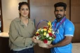 காமன்வெல்த் போட்டியில் வெள்ளி பதக்கம் வென்ற வீரர் ராஜா முத்துப்பாண்டியை நேரில் அழைத்து வாழ்த்திய நடிகை சிம்ரன்