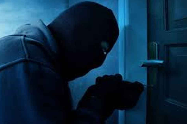 இலங்கையில் இப்படி ஒரு திருடன்..! - ஐபிசி தமிழ்