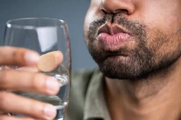 தாங்க முடியாத தொண்டைவலியா? விரட்டியடிக்க இதை கலந்து வாய் கொப்பளிங்க!