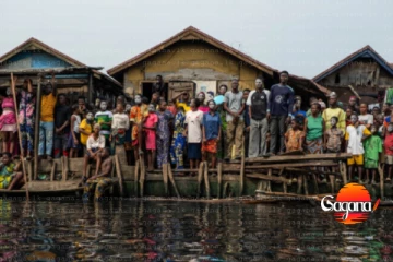 ලෝකේ ලොකුම මුඩුක්කු ජනාවාසය විනාශ කරලා - පොලීසියෙන් ගහපු කඳුළු ගෑස් නිසා දරු දෙදෙනෙක් ඇතුළු තිදෙනෙක් මරුට