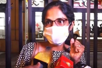 සලේව බේරා දෙන්නයැයි ඉල්ලමින් බිරිඳ සහ පුත්‍රයා මල්වතු අස්ගිරි මහනාහිමිවරුන් බැහැ දකිති