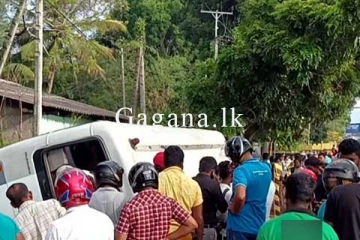 ප්‍රධාන මාර්ගයක සිදු වූ බස් අනතුරකින් පාසල් ළමුන් ඇතුළු 15ක් රෝහලට.