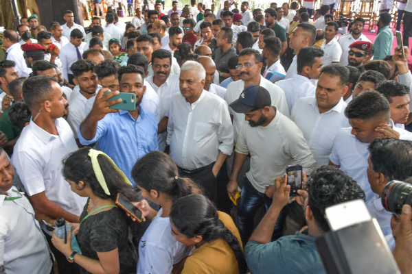மகிந்த, நாமலுக்கு நெருக்கடியை ஏற்படுத்தியுள்ள ரணில் - ராஜபக்ச குடும்பத்திற்குள் குழப்பம் | Namal And Mahind In Struggle Because Of Ranil
