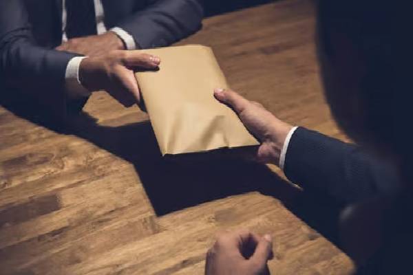 தனியார் காப்பீட்டு நிறுவனத்தின் தலைமை நிர்வாக அதிகாரி கைது | Private Insurance Company Ceo Arrested தனியார் காப்பீட்டு நிறுவனத்தின் தலைமை நிர்வாக அதிகாரி கைது | Private Insurance Company Ceo Arrested