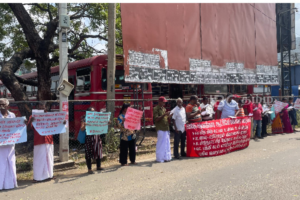 தேர்தலை நடத்தக் கோரி யாழில் போராட்டம் (படங்கள்) | Protest In Jaffna For Holding Elections