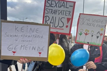 பிரித்தானியக் குழந்தை கடத்தல் வழக்கில் தொடர்புடைய நபருக்கு எதிராக ஜேர்மனியில் ஆர்ப்பாட்டம்