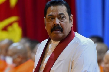 தேரருடன் கடுமையான வாக்குவாதத்தில் ஈடுபட்ட பிரதமர் மஹிந்த