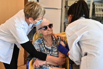 பல நாடுகள் தடை செய்த தடுப்பூசிகளை தொடர்ந்து பயன்படுத்த முடிவு! ரிஸ்க் எடுக்கும் பிரபல நாடு